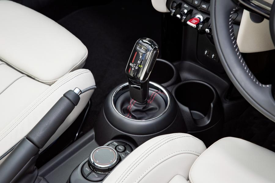 Детали интерьера Mini Cooper S Cabrio 25th Anniversary (F57) 2018 года  (UK) (фото 15 из 22)